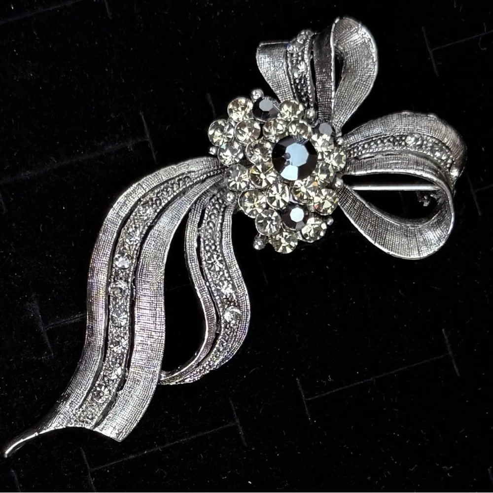 Vintage Art Deco Aged Silvertone Bow Bling Brooch